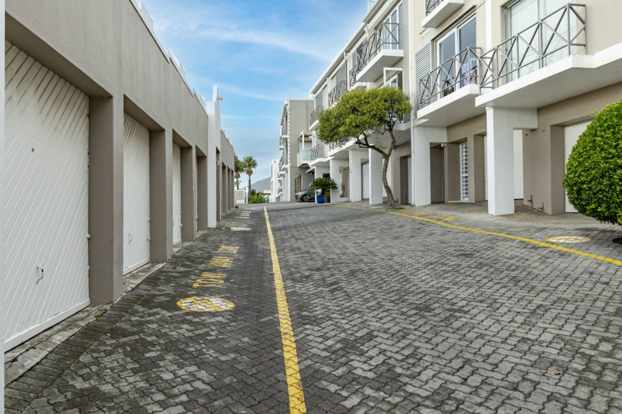 To Let 2 Bedroom Property for Rent in Green Point Western Cape